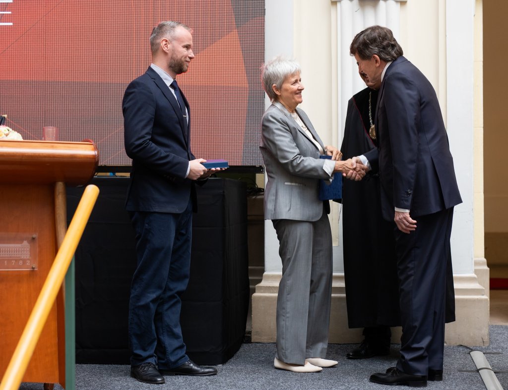 BME tanévnyitó ünnepség. Charaf Hassan, a BME rektora Kertész Gáborral, az  NJSZT alelnökével együtt átadta Charles Simonyinak a Neumann János professzori címet jelképező oklevelet és plakettet. fotó: bme.hu